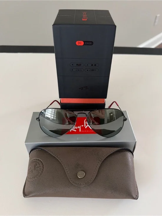 Ray-Ban Aviator Sunglasses in Black Frame with Red Temples Lens Size 58-14