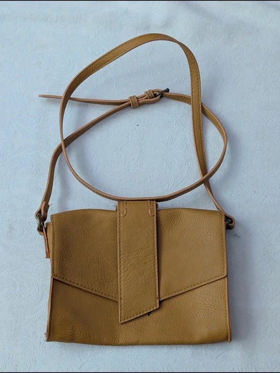 Universal Thread Tan Crossbody Bag Magnetic Flap Zipper Accent Inner Pockets