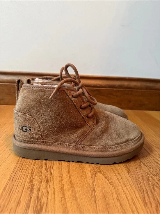 UGG Kids Neumel Classic Chukka Boots Chestnut Suede Lace Up Front Kids US 2