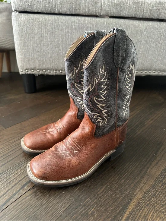 Boys Cowboy brown boots sz 3Y
