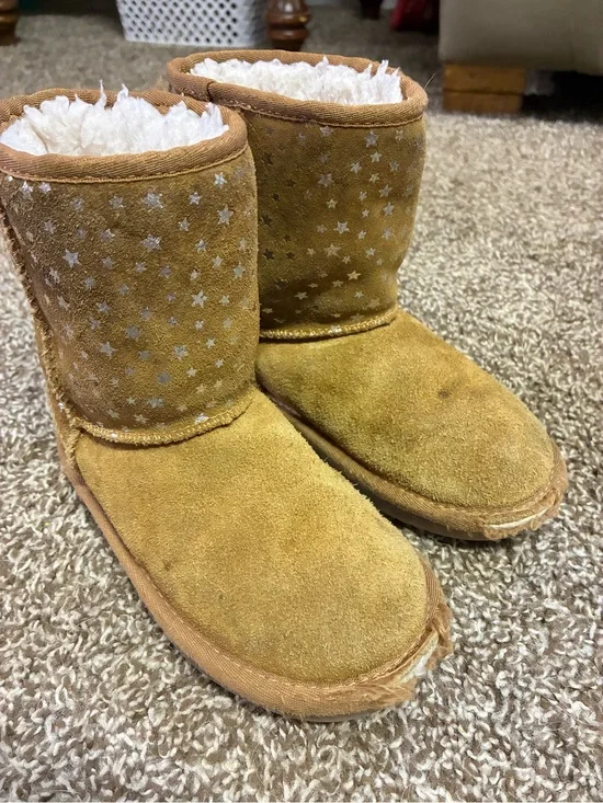 Koolaburra Kids Tan Suede Star-Accent Shearling Boots