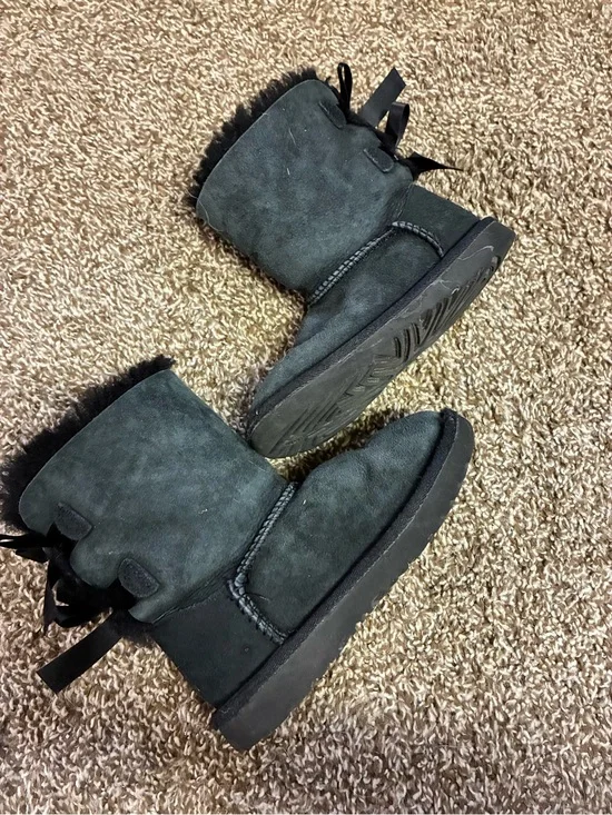 UGG Kids Black Suede Fleece-Lined Pull-On Boots with Back Ribbon