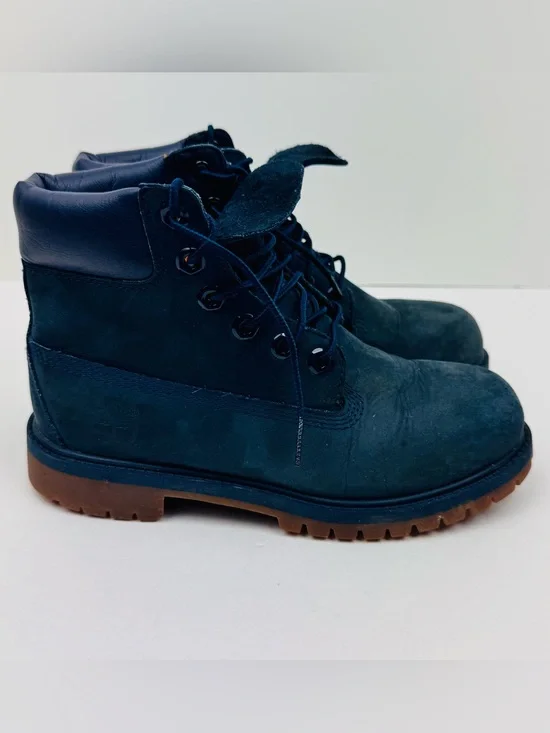Timberland Kid's Waterproof Boots in navy blue. Nubuck Leather. Boys size 4.