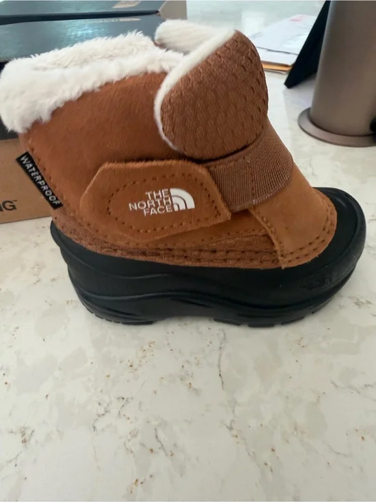 The North Face Kids Brown Tan Faux-Fur Winter Boot size 5 new in box