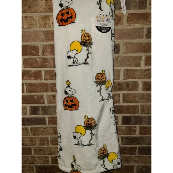 Berkshire Peanuts Snoopy Woodstock BOO Pumpkin Halloween Soft Blanket Full Moon