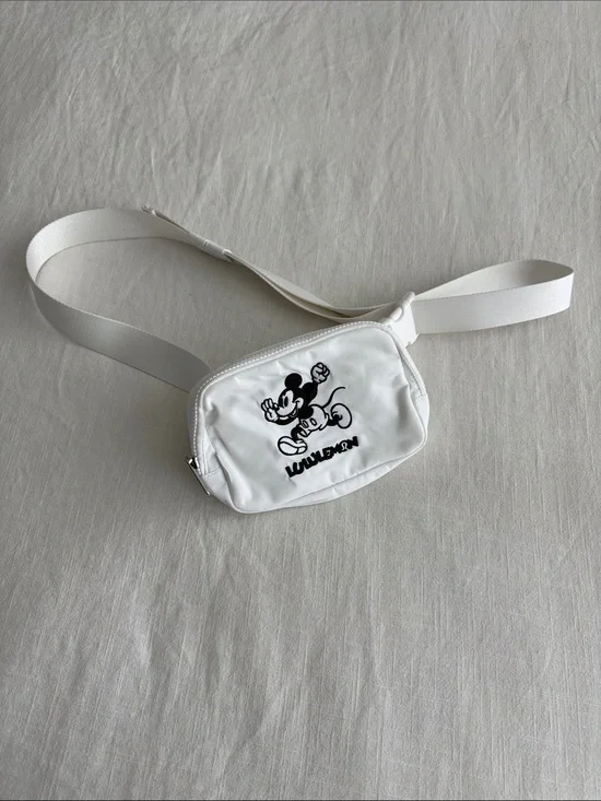 LULULEMON x DISNEY Collab White Mickey Graphic Crossbody Belt Bag
