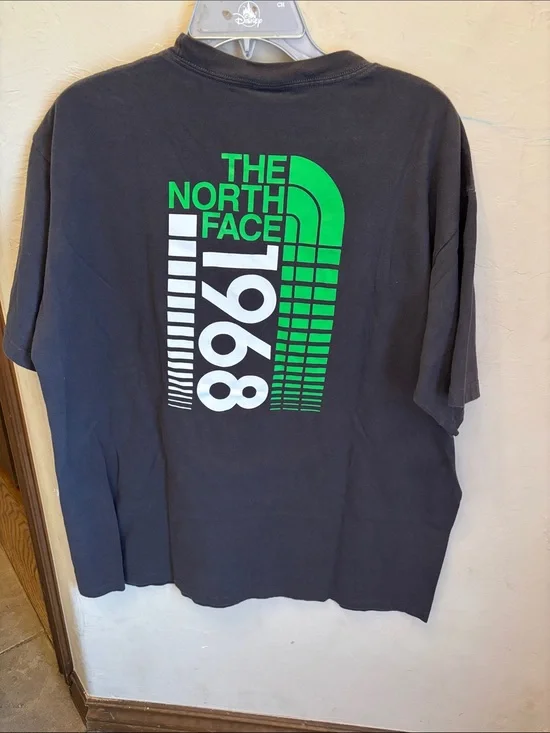 The north face tee! Men’s XL