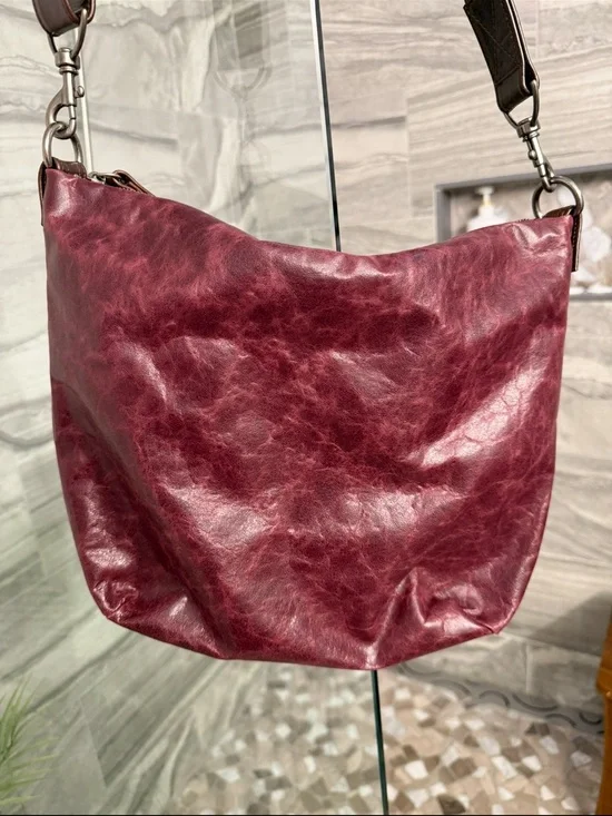 Rough and Tumble small plain front Hobo in Pinot .