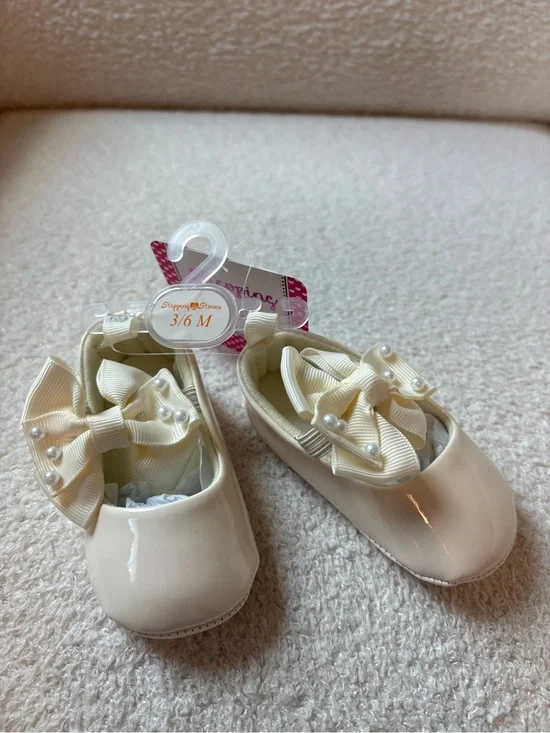Infant Cream Dress Shoes with Pearl Bow Accent - 3/6 M