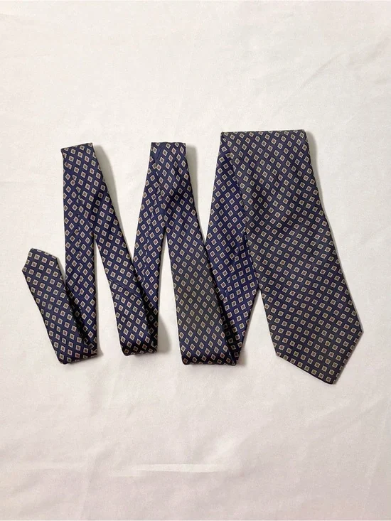 ⭐️ Geoffrey Beene Navy Blue Diamond Pattern 100% Silk Necktie
