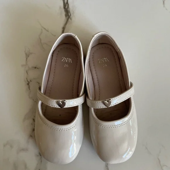 ZARA Girls Cream Patent Mary Jane Shoes with Heart Buckle