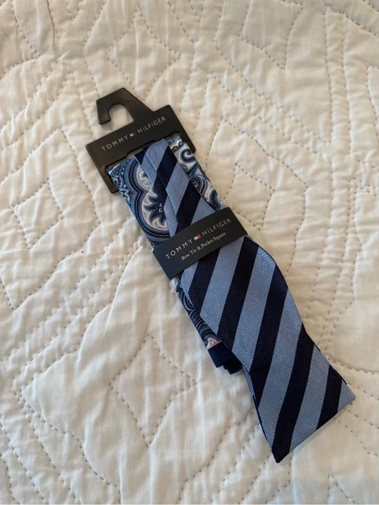 Tommy Hilfiger Silk Bow tie and pocket square