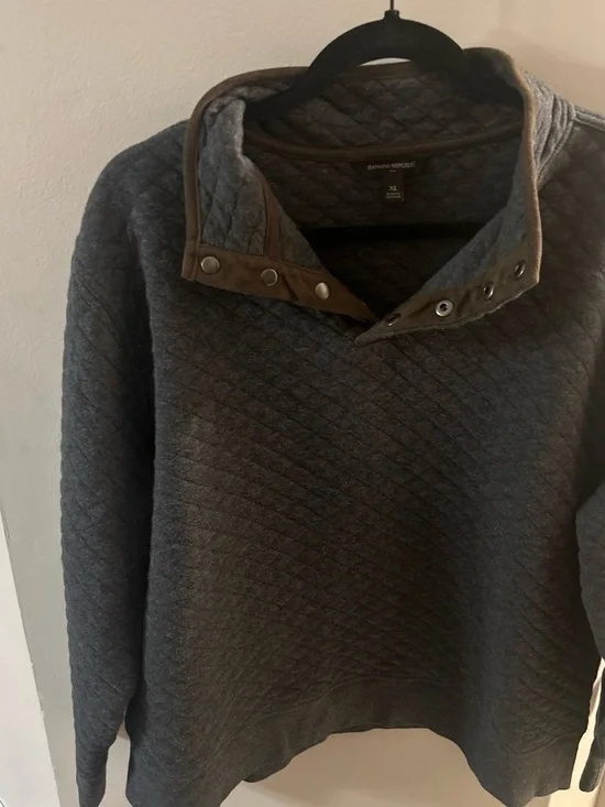 Banana Republic Quilted Crewneck Pullover in Charcoal with Brown Trim