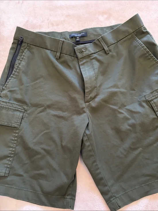 Banana Republic Men's Olive Green Cargo Shorts with Zip Pocket