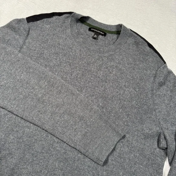 Banana Republic Sweater Mens XL Gray Merino‎ Wool Blend Crewneck Shoulder Patch