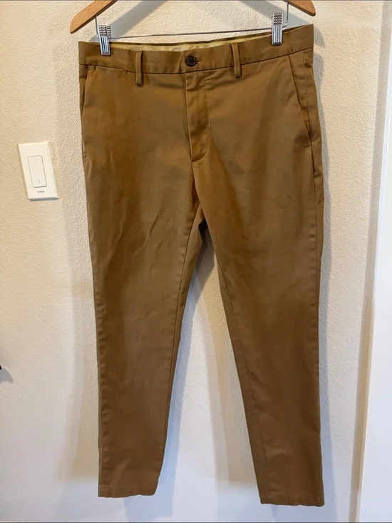 Banana Republic Men's Chinos in Camel Brown