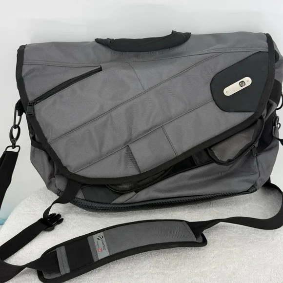 FUL Powerbag Messenger bag in grey With Shoulder Strap