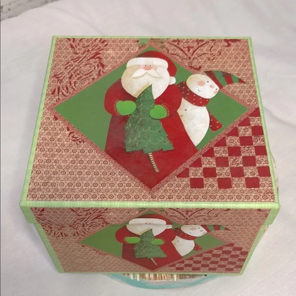 🔥 SALE Festive Red and Green Holiday Gift Box