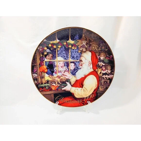 Santas Loving Touch 1996 Avon Christmas Plate