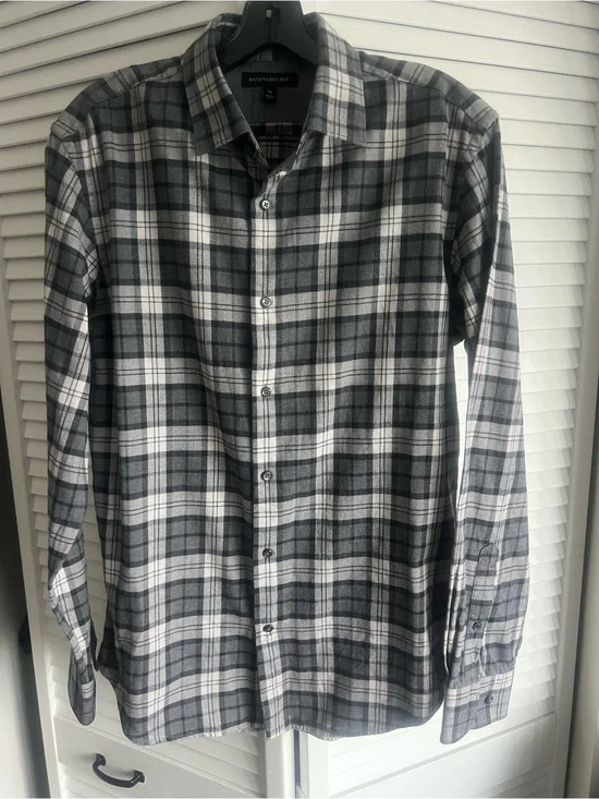 Medium Banana Republic Men’s Gray Plaid Button-Up Shirt. Great Cond