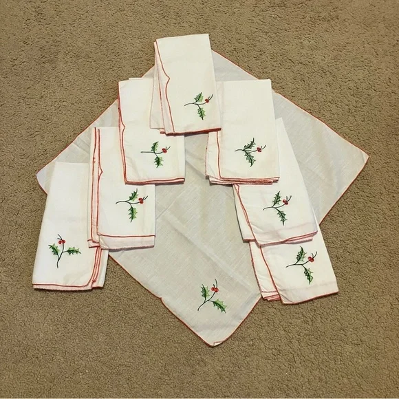 Set of‎ 8 Vintage White Holiday Napkins Holly Embroidery *EUC*