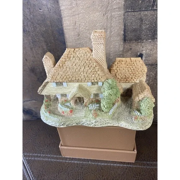 Vintage David Winter Kent Cottage 1985 - Hand Painted‎ Retired Figurine - UK