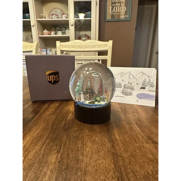 2019 UPS Snow Globe National Landmarks Parcel Truck w/ Original Box Holiday Card
