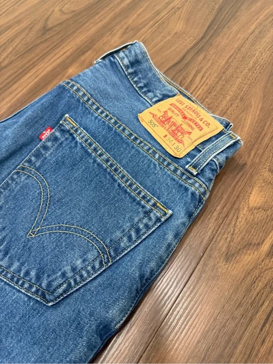 Vintage Levi's 505 Men's Straight Leg Jeans in Medium Blue Denim 34x30
