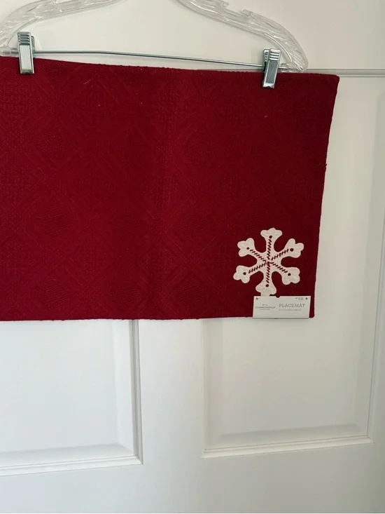 Set of 4 Christmas red placemats with snowflake accent