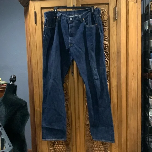 EUC Levi's 501 dark wash jeans.  Buttonfly. 40 x 34
