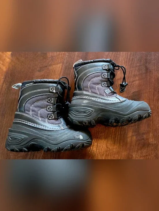 The North Face Kids Black & Gray Insulated Waterproof Snow Boots Size 10. Rugged