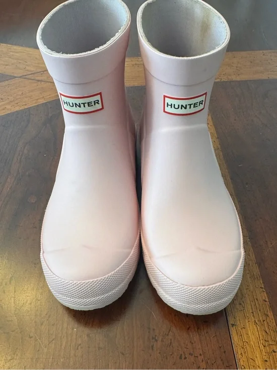 Hunter Kids Light Pink Rain Boots with Logo - size UK1 US2