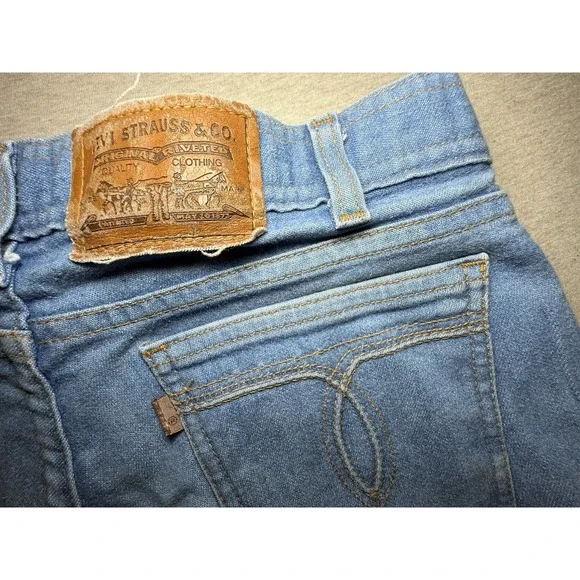 Levi's Older Light Weight Blue Jeans 34x30 Men's Well Worn Comfortable Fit.