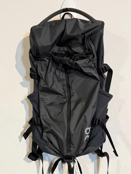 On cloud running  gray Black Men’s Technical Backpack