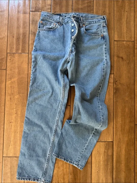 Levi's button fly 501- Light Blue Relaxed Fit Men's Jeans 32X30