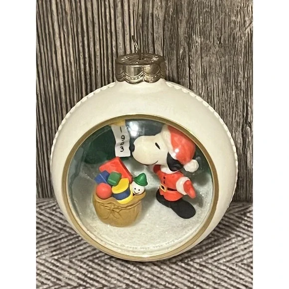 Vtg Hallmark Snoopy and Friends 1983‎ Diorama/Panorama Christmas Ornament 3