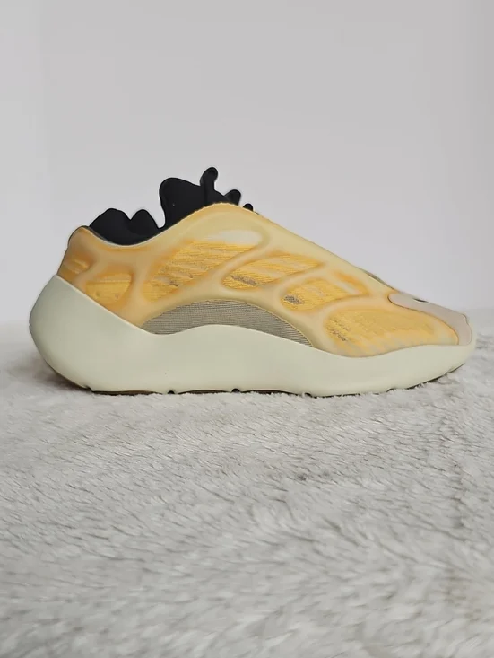 ​adidas Yeezy 700 V3 Mono Safflower HP5425 Men Size 6 Women 7