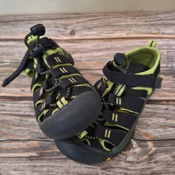 Keens Black and Green size 2 youth‎