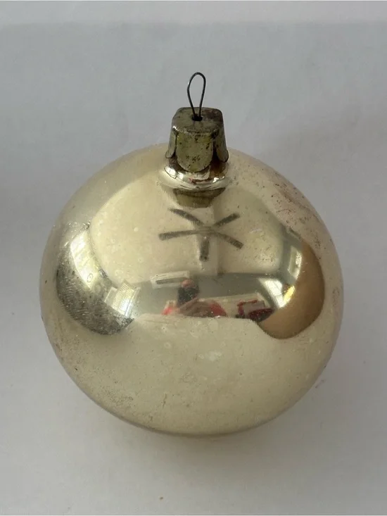 VINTAGE LIGHT GOLD ORNAMENT 3