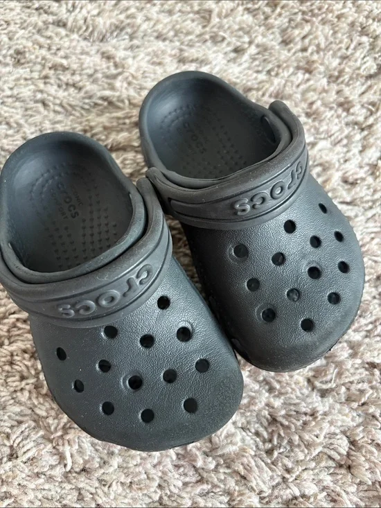 $10👄 CROCS Kids Classic Clog in Black