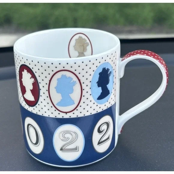 Royal Collection Trust Queen Elizabeth II 2022 Machin Mug. Platinum Jubilee Tea