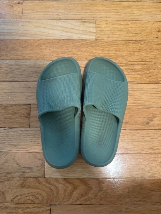 Women’s Slide Sandals in Sage Green