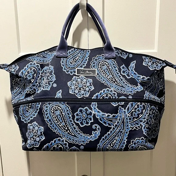 VERA BRADLEY NAVY BLUE PAISLEY DESIGN WEEKEND/TRAVEL EXPANDABLE TOTE