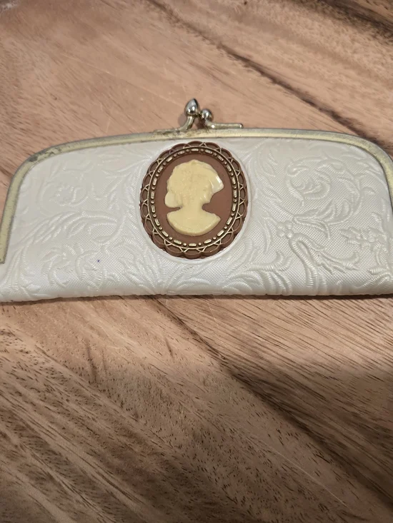 Vintage-Inspired White Cameo Kiss-Lock Manicure Case