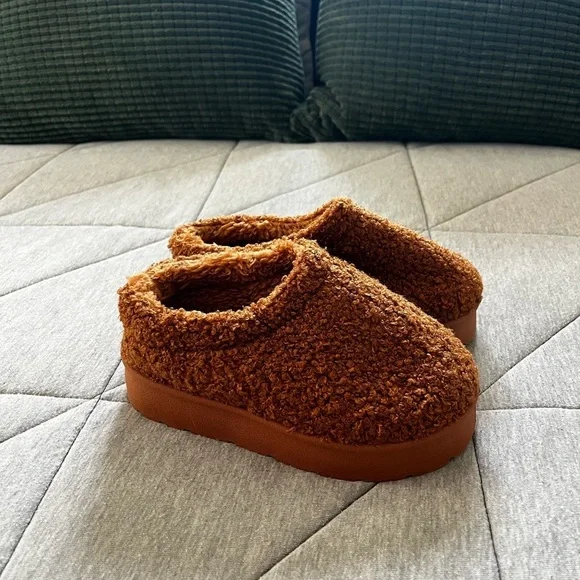 Tan Fuzzy Teddy Slippers