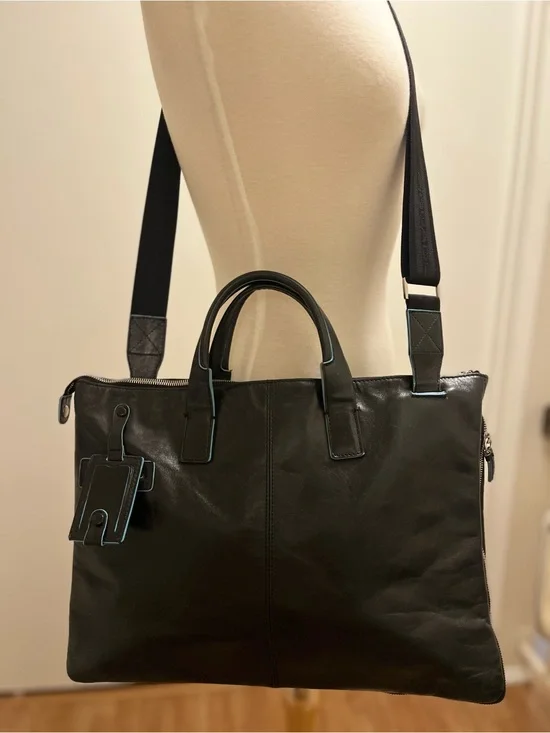Piquadro Black Leather Expandable Briefcase/Laptop Bag with Crossbody Strap