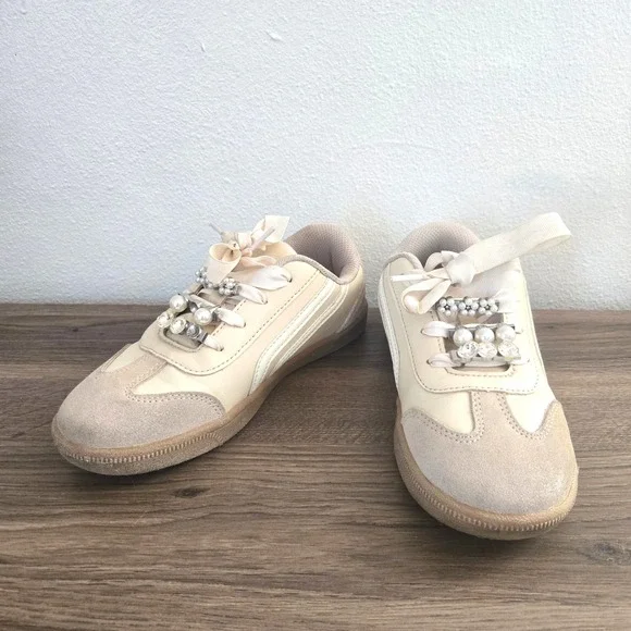 Girls Cream‎ Pearl and Rhinestone Embellished Ribbon Lace Sneakers Size 2