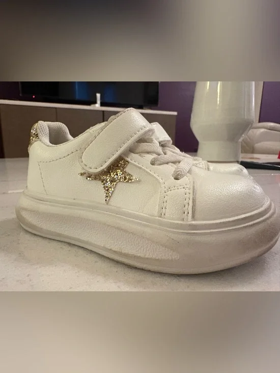 SHEIN White Kids Sneakers with Gold Glitter Star Accent