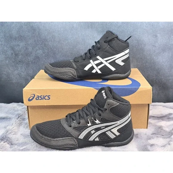 NWB Asics Snapdown 4 GS Black White Wrestling Shoes Kids Size 3