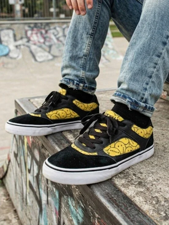 Airwalk Huntington Happy Face Black Suede & Yellow Low Top Sneakers Kid Unisex 5